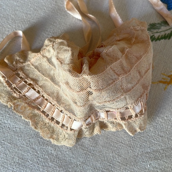 Antique lace baby's christening bonnet, ties under chin and in the back - Picture 4 of 10